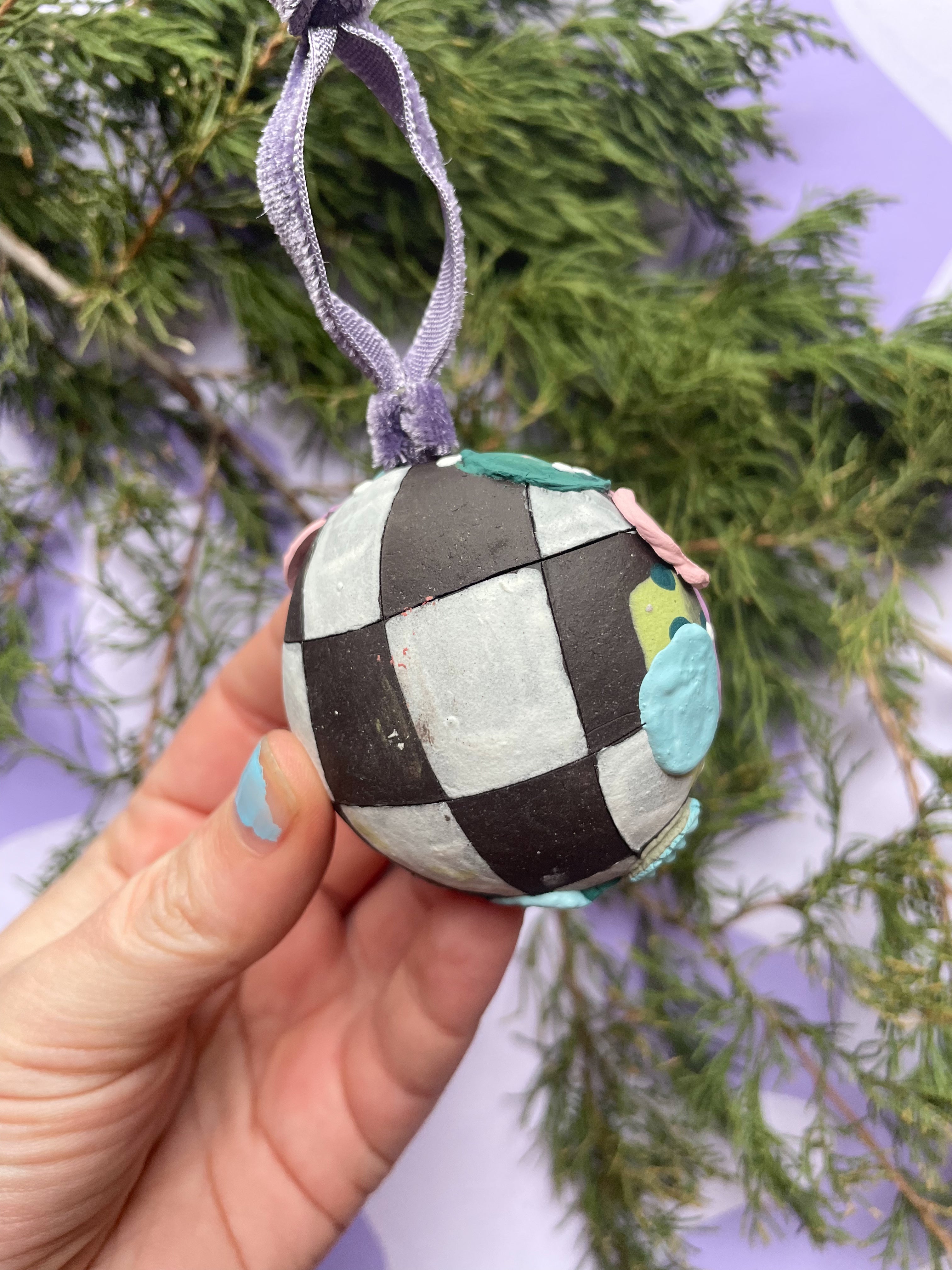 Ornament: Traditional Bulb (circle)